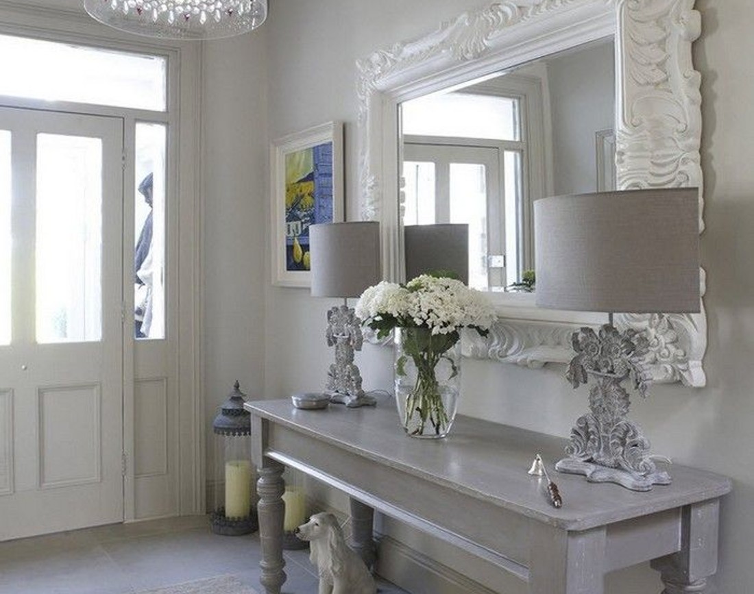 Amenajare hol stil shabby chic in nuante albe