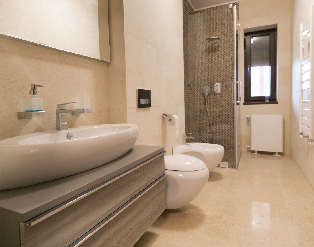 Amenajare de baie in stil american cu piatra naturala