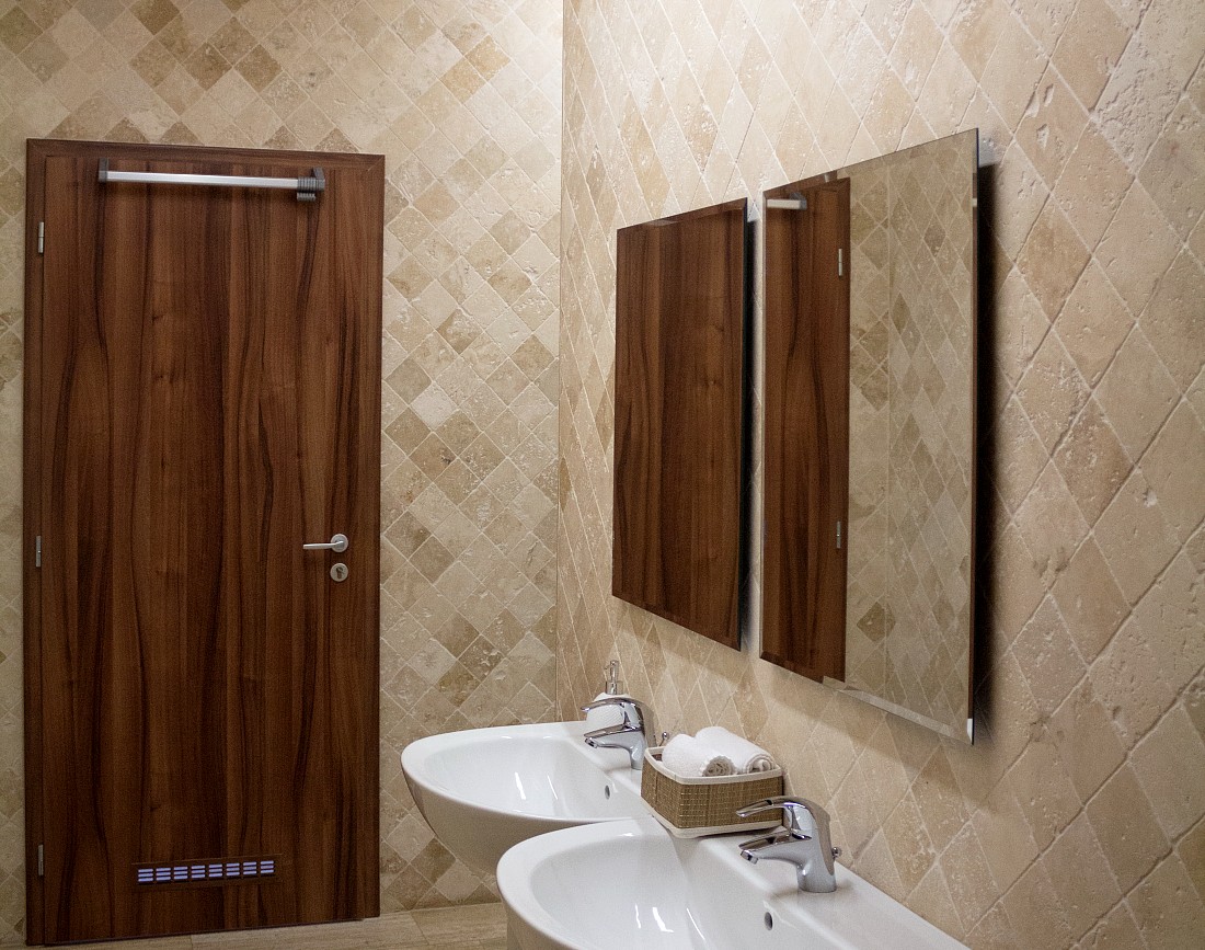 amenajare baie cu travertin Classic Cross Cut antichizat