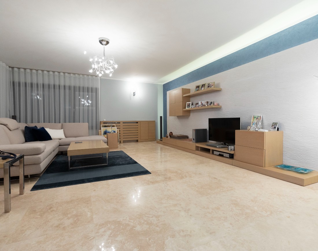 Amenajare living stil american cu travertin