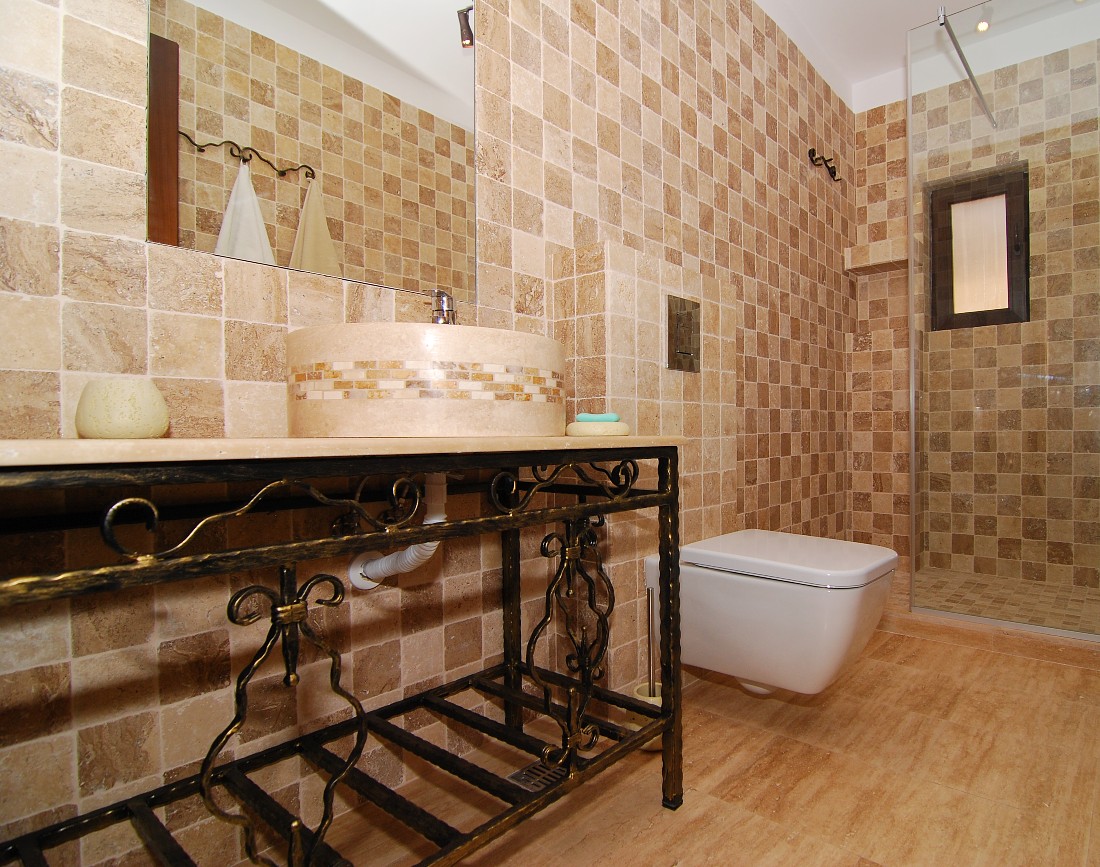 amenajare baie cu piatra naturala si lavoar travertin