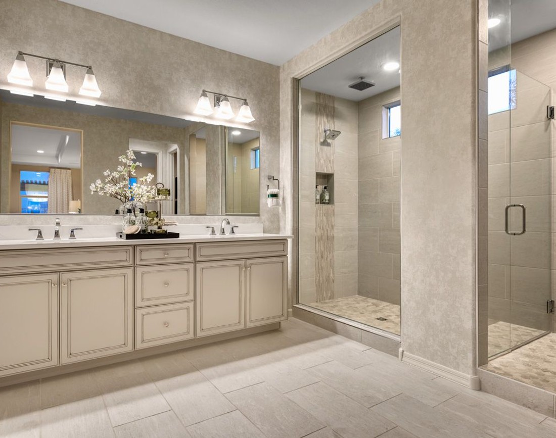 Amenajare baie stil american nuante bej