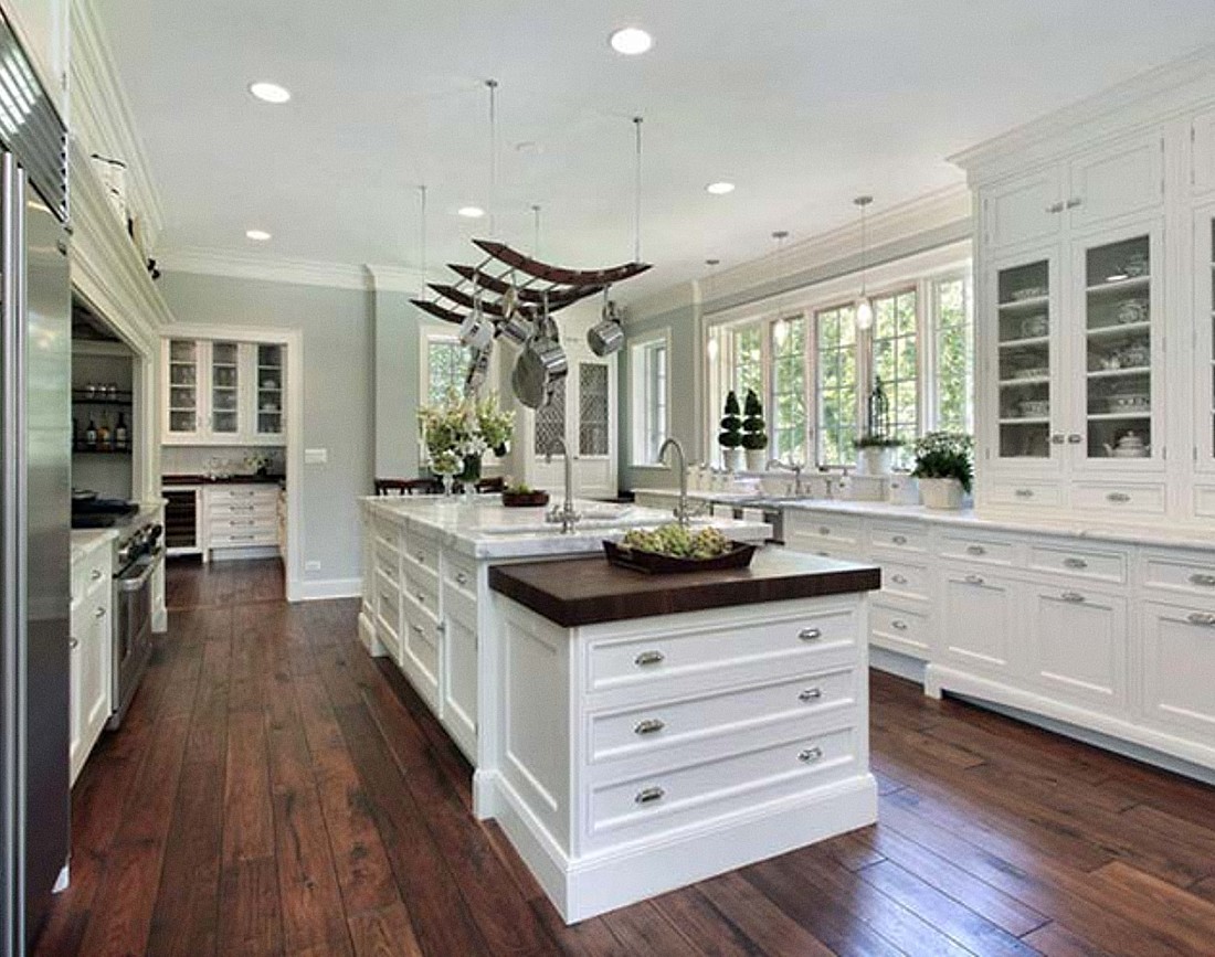 Amenajare de bucatarie in stil american cu insula