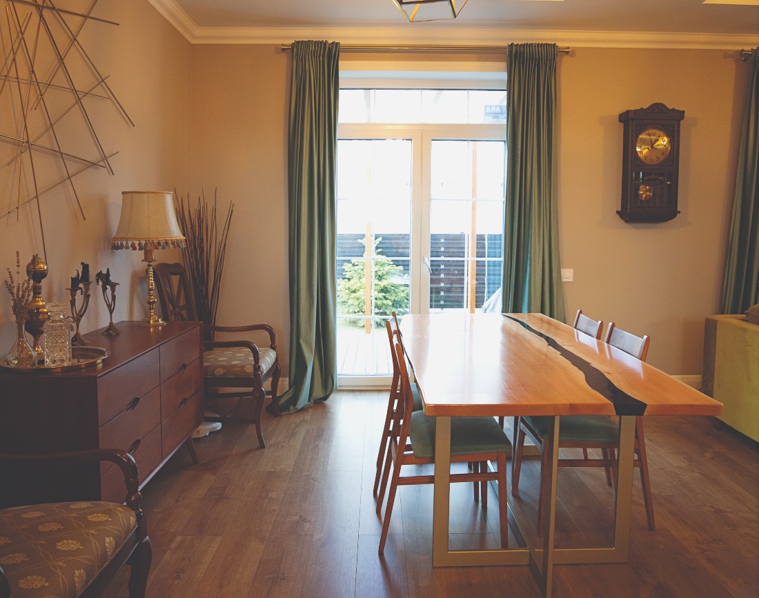 Amenajare zona de dining cu masa din lemn si rasina epoxidica