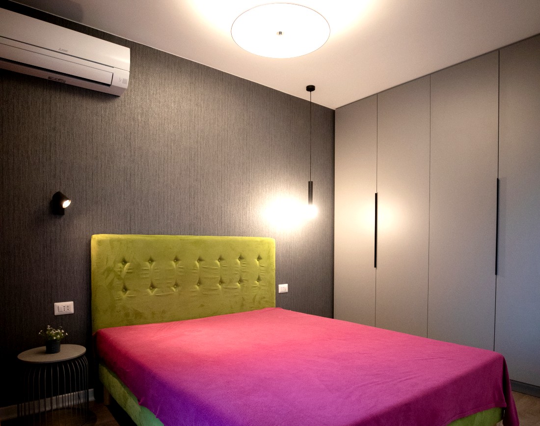 Amenajare dormitor cu tapet