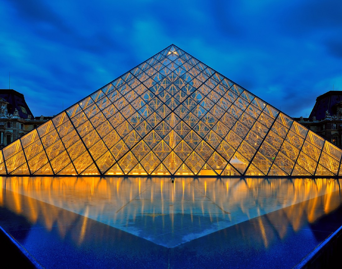 Piramida din fata muzeului Luvru
