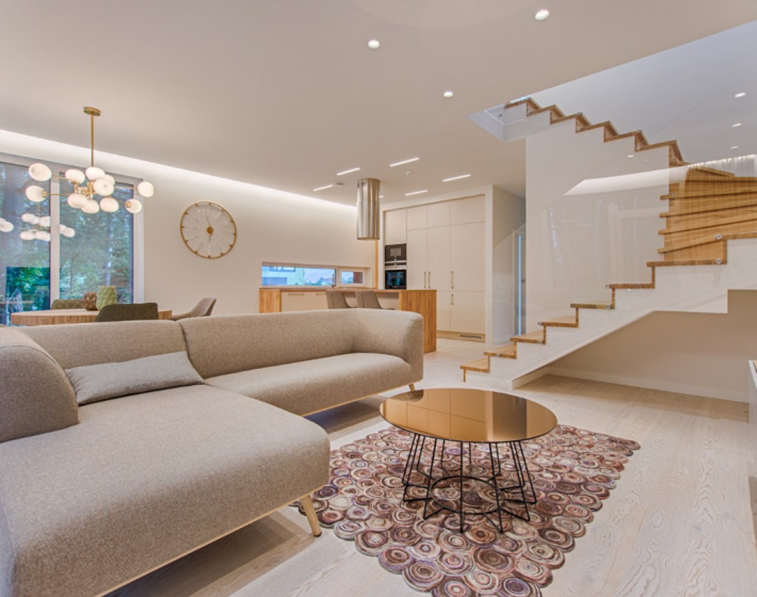 Paleta de culori calda intr-o casa amenajata in stil american