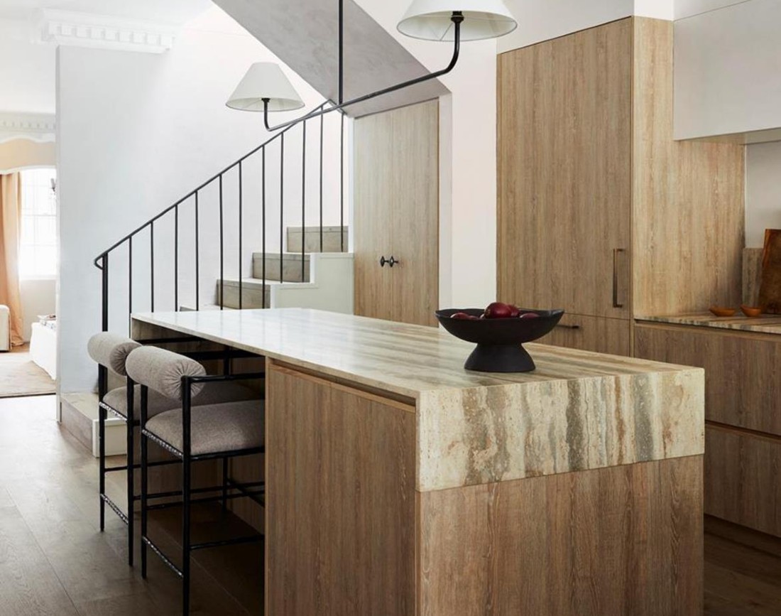 Bucatarie cu blat din travertin si mobilier din lemn