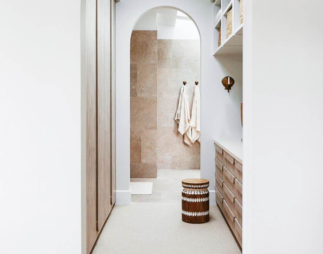 Amenajare dressing si baie cu travertin