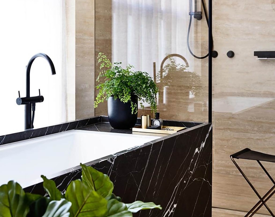 Baie cu cada din marmura neagra