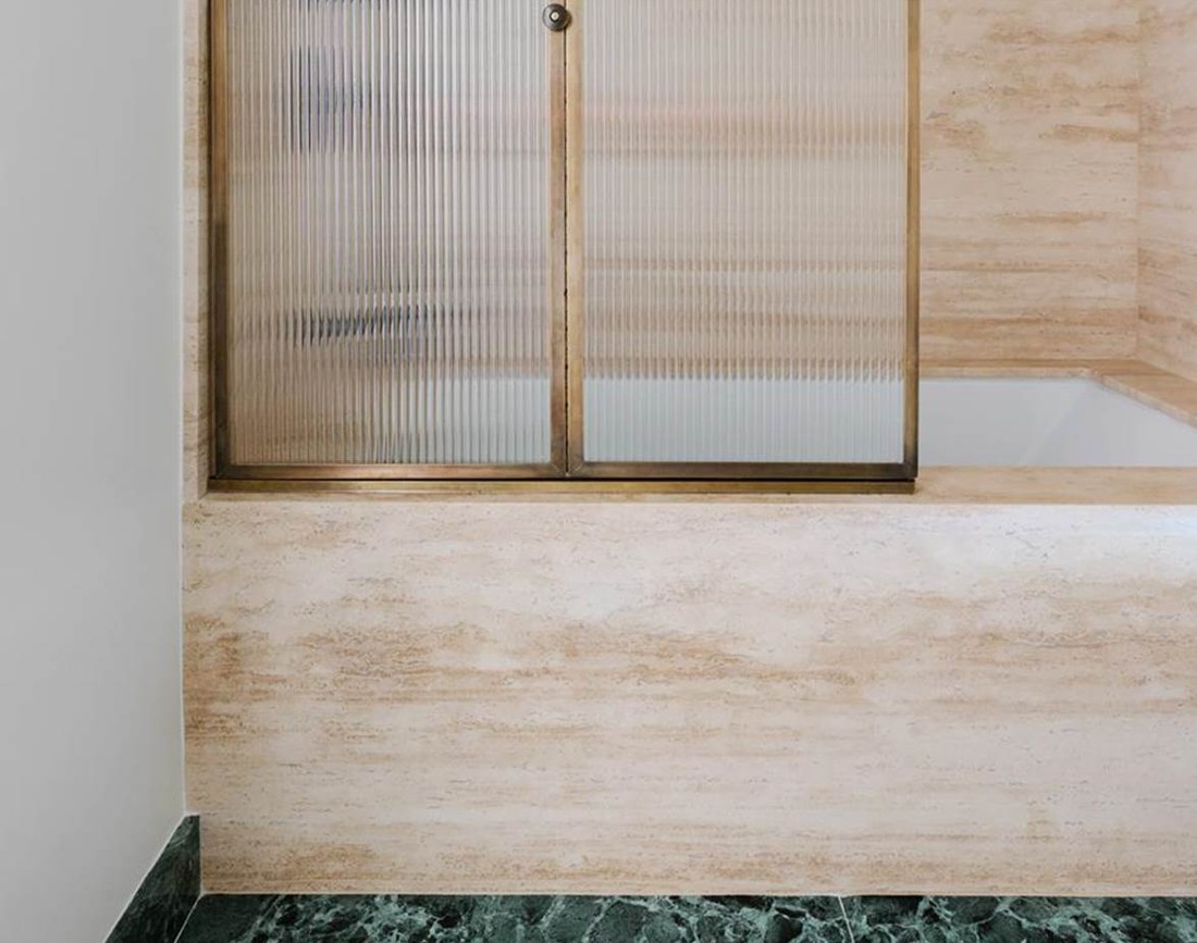 Baie cu travertin si marmura verde