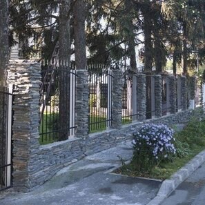 Ardezie Kavala 3D Strips | Piatra Decorativa pt. Placari Verticale, Exterior-Interior (10-12 mp/palet)