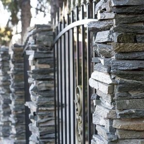 Ardezie Kavala 3D Strips | Piatra Decorativa pt. Placari Verticale, Exterior-Interior (10-12 mp/palet)