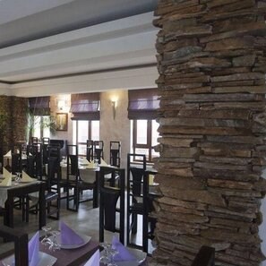 Ardezie Rusty Brown 3D Strips | Piatra Decorativa pt. Placari Verticale, Exterior-Interior (10-12/palet)