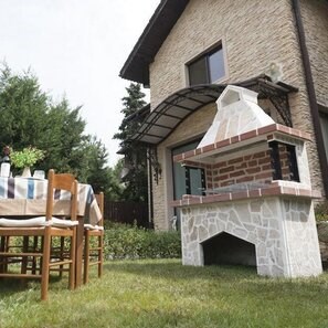 Gratar Gradina 'Mare' - Placat cu piatra poligonala
