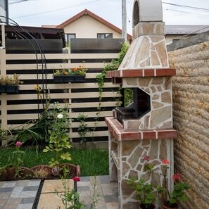 Gratar Gradina Traditional Mediu cu raft (Carbune/Lemn, 120x70x210 cm, 800 kg, piatra naturala Rhodos, caramida)