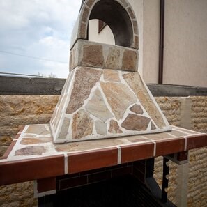 Gratar Gradina Traditional Mic cu raft (Carbune/Lemn, 100x60x218 cm, 650 kg, piatra naturala Rhodos, caramida)