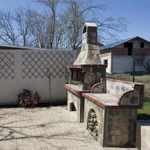 Gratar Gradina 'Mare' - Placat cu piatra poligonala