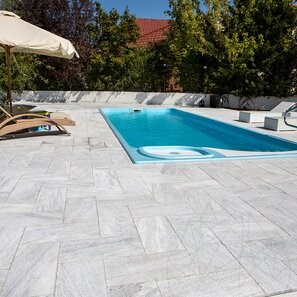 Marmura Kavala Cross Cut Buciardata, 60 x 30 x 2 cm (Pavaj Exterior)