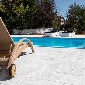 Marmura Kavala Cross Cut Buciardata, 60 x 30 x 2 cm (Pavaj Exterior)