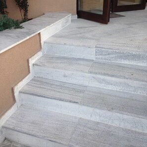 Marmura Kavala Cross Cut Buciardata, 60 x 30 x 2 cm (Pavaj Exterior)