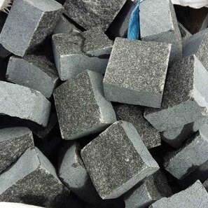 Piatra Cubica Granit Antracit Fatetata 4 laterale 10 x 10 x 5 cm