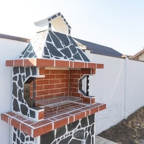 Gratar Gradina Traditional Mediu (Carbune/Lemn, 120x70x210 cm, 800 kg, piatra naturala Verde Laguna, caramida)