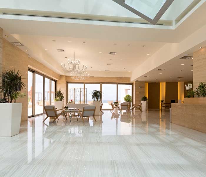 Design interior hotel cu piatră naturală: cum poți amenaja camerele și recepția hotelului
