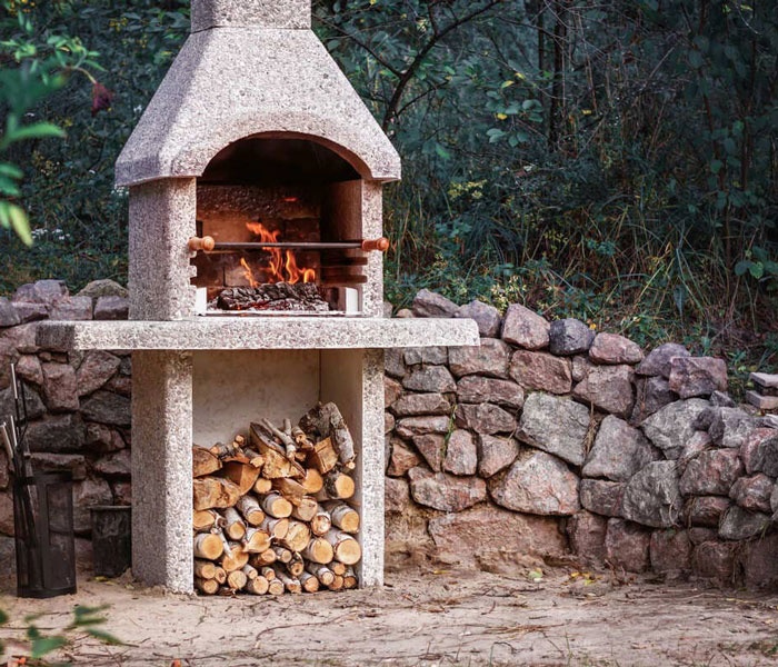Piatra naturala versus caramida refractara pentru cuptorul de gradina: avantaje si dezavantaje