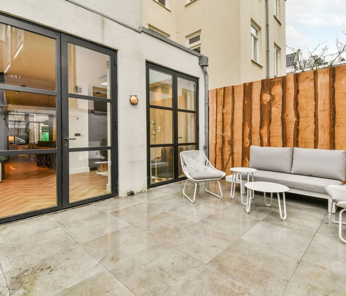 Marmura in amenajarile exterioare: durabilitate si design