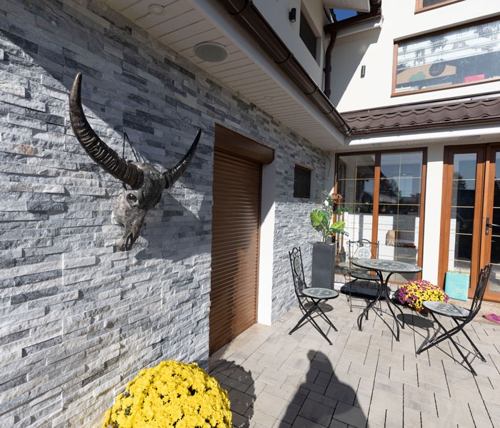 Piatra naturală decorativa exterior: Ghid complet al tipurilor, avantajelor și prețurilor
