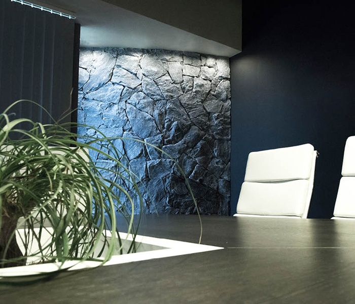 Marmura neagra Rock Face Black – Eleganță și forță brută în piatră decorativă pentru interior și exterior