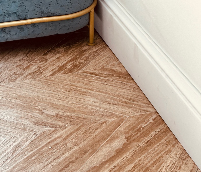 Travertin în model parchet – finisaj periat pentru un design sofisticat și durabil