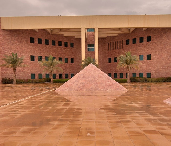 Travertinul roșu: între piatră și declarație