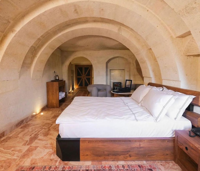 Travertin roșu: între rafinament și strategie de design