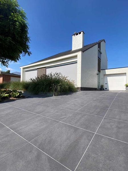 Ghid complet: Utilizările pietrei naturale în casă, la exterior, pentru blaturi, pardoseli și zona piscinei