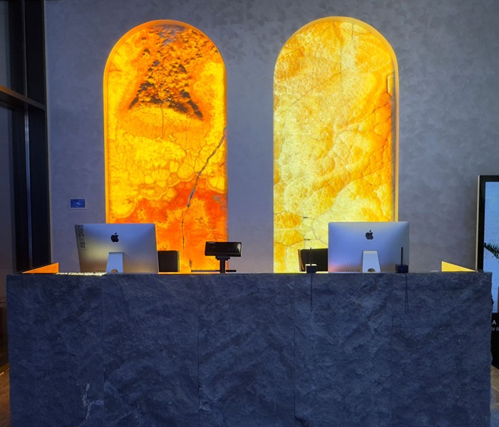 Onix și marmură: Eleganța atemporală a pietrei naturale în designul interior