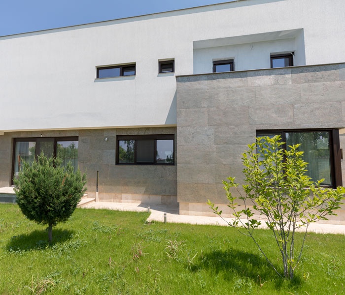 Ghid profesional pentru fațade & placări exterioare: ce trebuie să știi — materiale, montaj, evitarea greșelilor