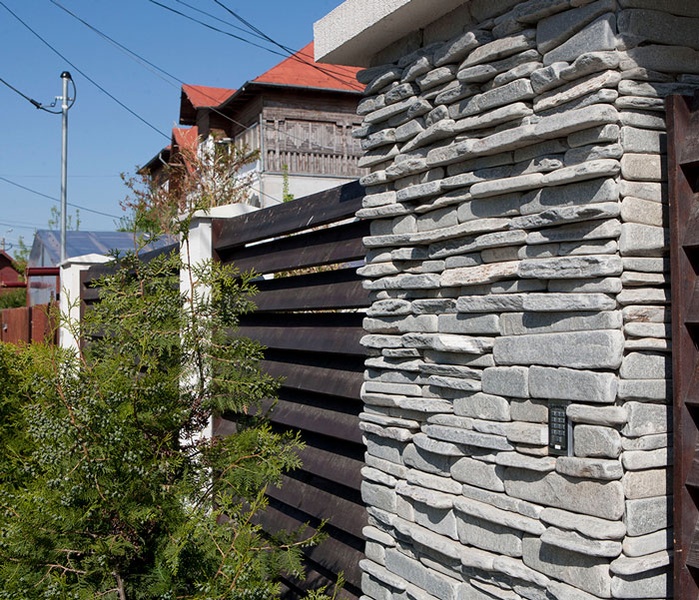 Studiu de caz: Gard placat cu piatră naturală panel – între estetică și funcționalitate