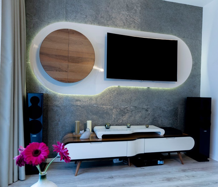 Placarea verticală cu piatră naturală: 8 idei spectaculoase cu ardezie flexibilă pentru living