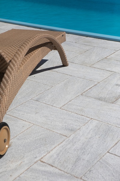 Design interior cu piatră naturală: armonie cromatică și avantaje estetice