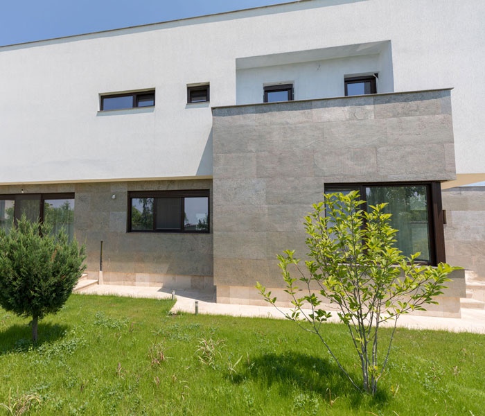 Piatra naturala si ardezia flexibila în amenajări exterioare fațade ventilate vs ardezie flexibilă — ce caută lumea și ce avantaje reale aduc