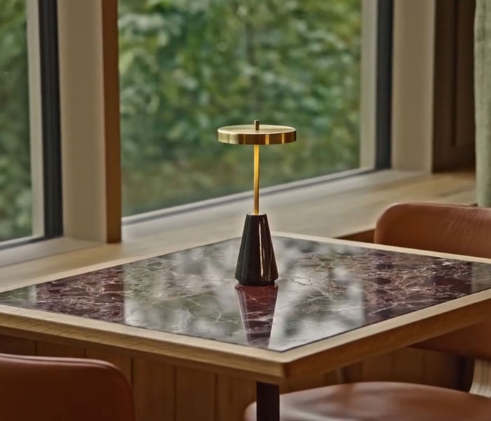 Mobilier HoReCa la comandă din piatră naturală – design sculptat, identitate și durabilitate pentru spațiile ospitalității