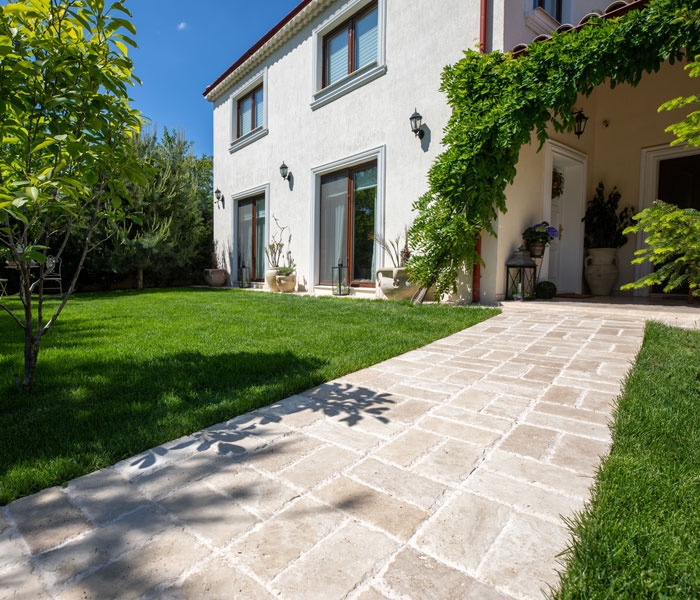 Travertin Exterior – Frumusete Naturală și Durabilila in Amenajari Exterioare