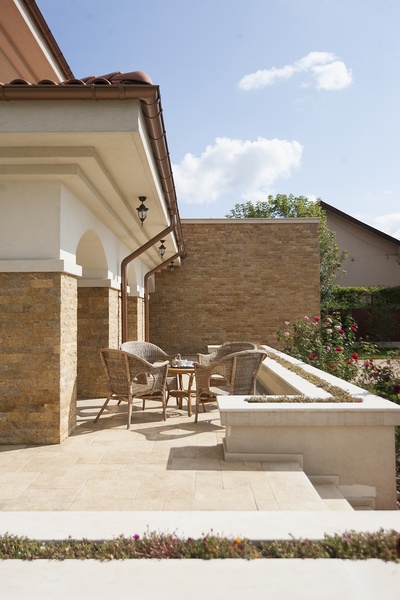 Durabilitatea pietrei naturale: rezistență la îngheț, zgârieturi și impact