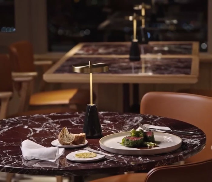 Mobilier HoReCa la comandă din piatră naturală – identitate, rezistență și diferențiere reală pentru spațiile de ospitalitate