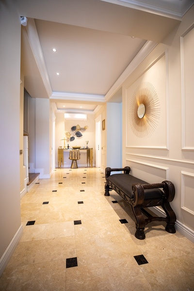 Costurile Pietrei Naturale: Prețuri medii pe metru pătrat și Comparație Marmură vs Granit vs Travertin