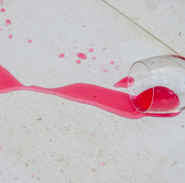 Ghid complet pentru întreținerea și refacerea suprafețelor din piatră naturală: marmură, granit, travertin, bazalt și calcar