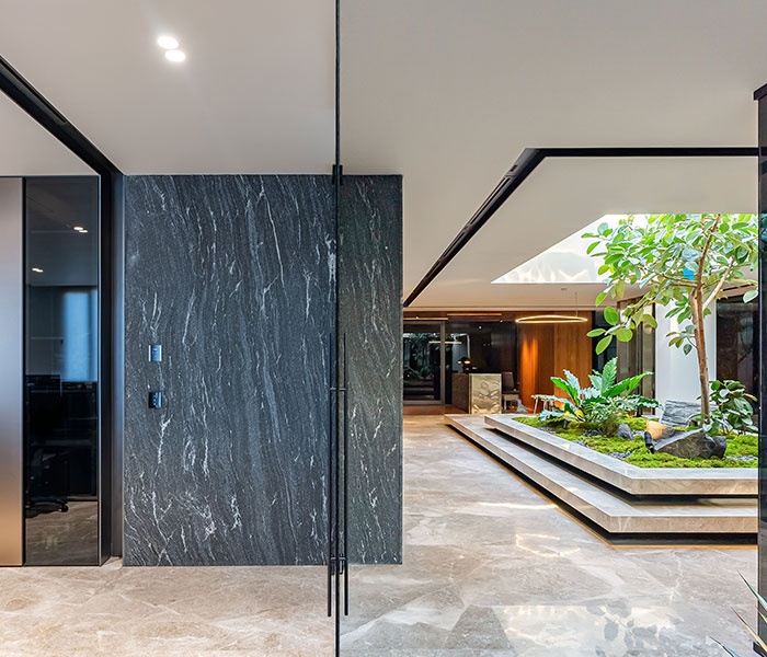 DRUMUL PIETREI PÂNĂ LA PROIECTUL TĂU – Slab Gallery & RAW Collection