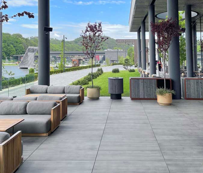 Emily Resort Hotel – Lviv: pardoseli exterioare premium din piatră sinterizată L’ALTRA PIETRA, pentru trafic intens și durabilitate reală